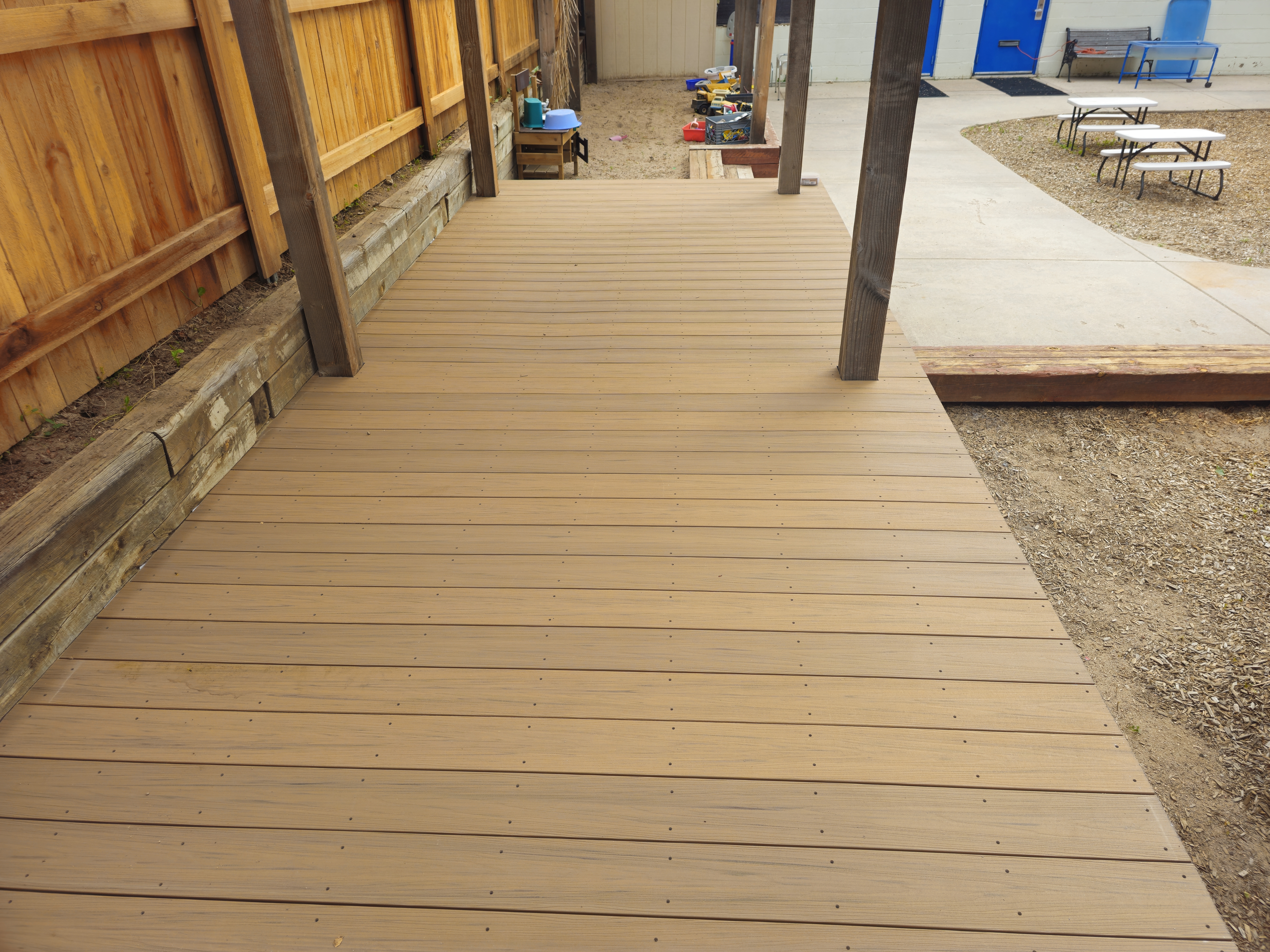 Clean deck integration with existing landscape and retaining wall